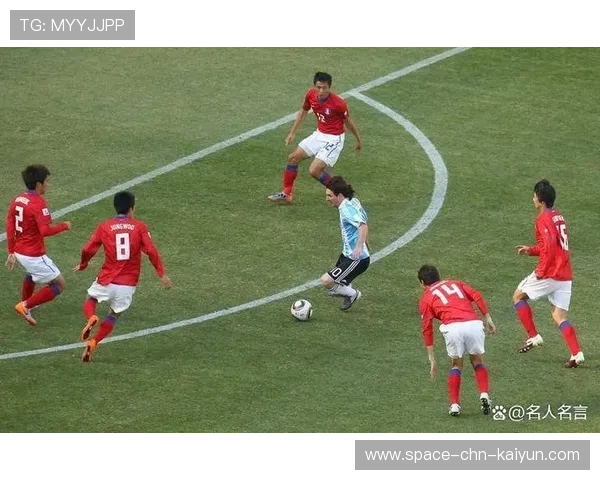 球星在训练中模拟世界杯对手防线，战术针对性更强